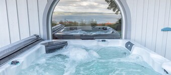 Amazing home in Bankeryd with jacuzzi
