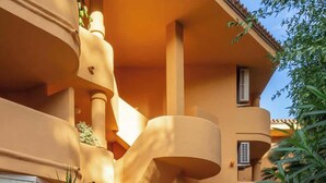 Un bâtiment doté d’une architecture originale, avec des balcons incurvés et une entrée ornée de carreaux.