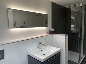 Een douche, een haardroger, handdoeken, zeep