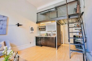 TV - Tucked in Cultural Epicenter of the City in San Francisco (San Francisco)