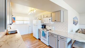 Een koelkast, een microgolfoven, een oven, een kookplaat