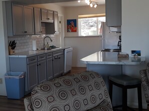 Fridge, microwave, oven, stovetop - Chardonnay Getaway STR# 000810 (CHELAN)