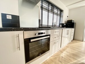 ثلاجة، ميكروويف، فرن، موقد طهي مسطح