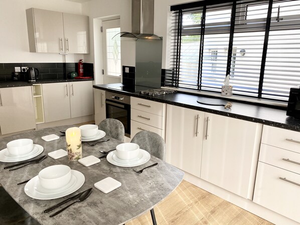 ثلاجة، ميكروويف، فرن، موقد طهي مسطح