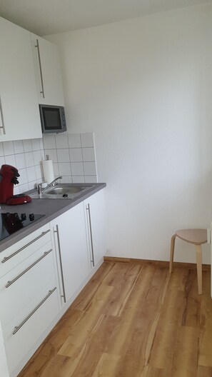 Kühlschrank, Mikrowelle, Herdplatte, Wasserkocher mit Kaffee-/Teezubehör