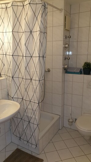 Dusche, Haartrockner, Handtücher, Seife