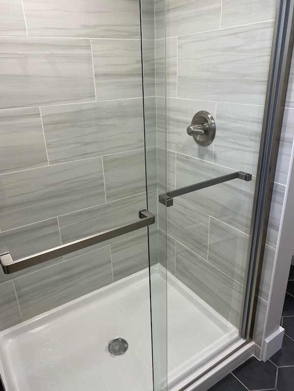 Combined shower/bathtub, hair dryer, towels, soap
