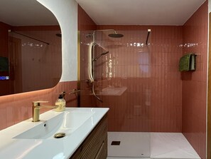 Shower, hair dryer, towels