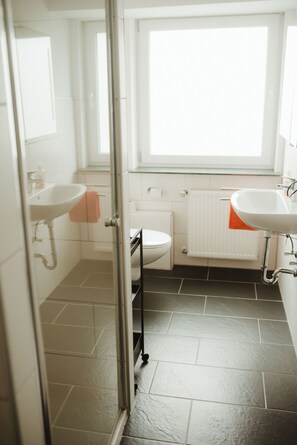 Dusche, Haartrockner, Handtücher, Seife