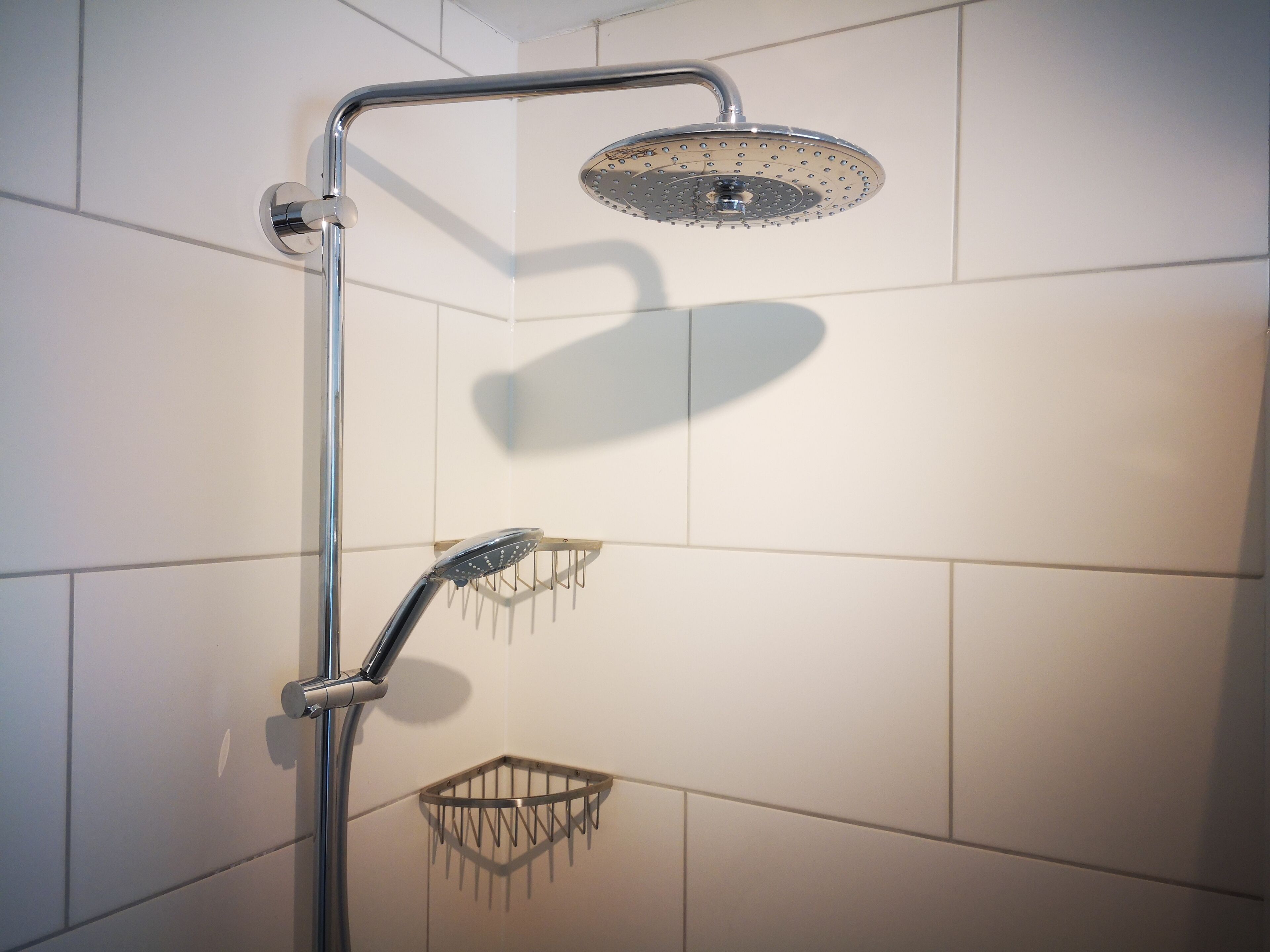 Een douche, een haardroger, handdoeken, zeep