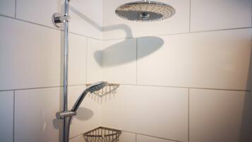 Een douche, een haardroger, handdoeken, zeep