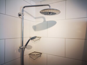 Een douche, een haardroger, handdoeken, zeep