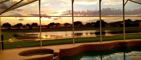 Alberca al aire libre y alberca climatizada