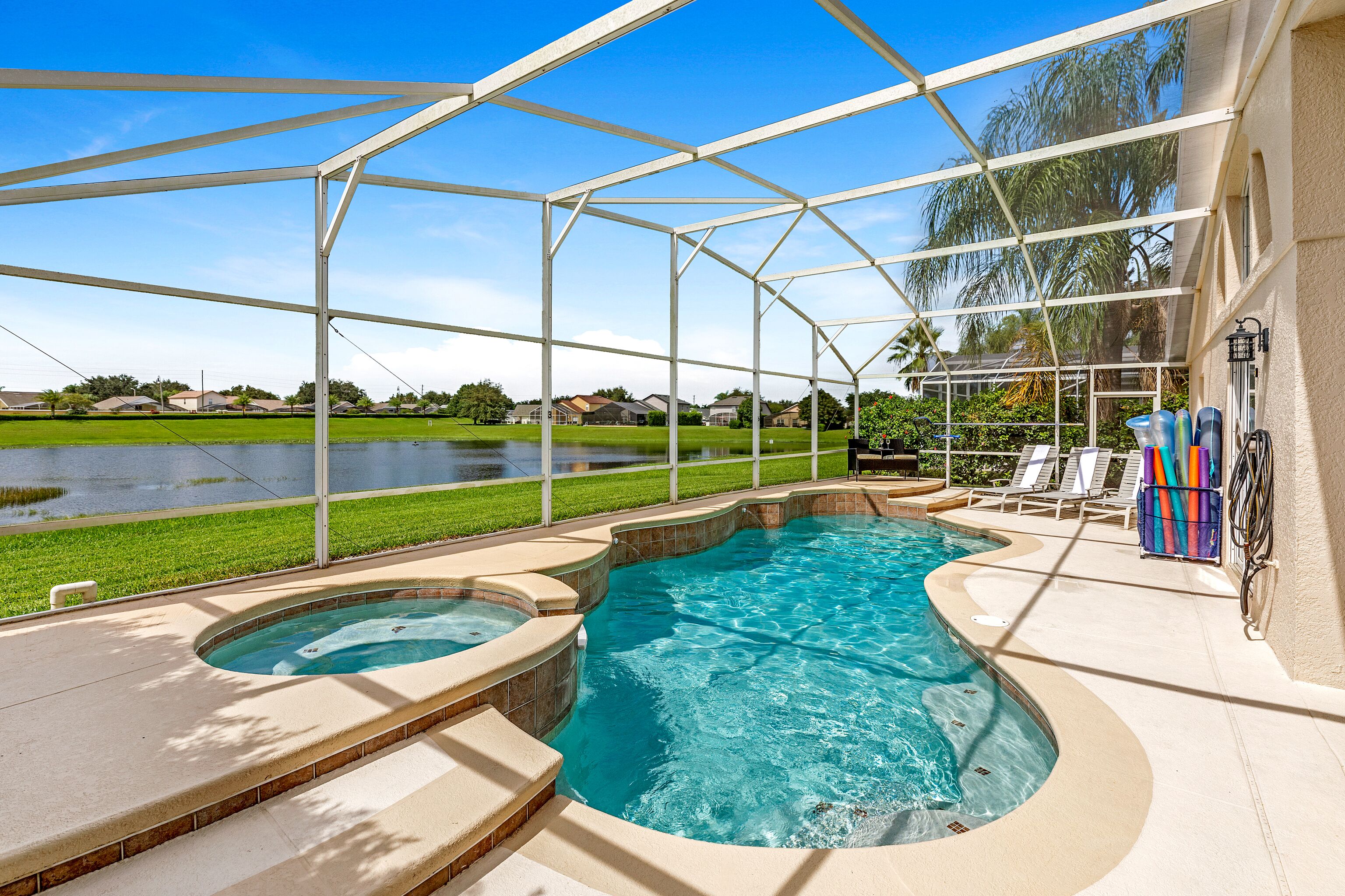 Een buitenzwembad, een verwarmd zwembad