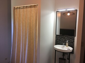 Vasca, asciugacapelli, asciugamani, sapone