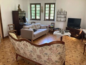 Fernseher, DVD-Player, Tischtennisplatte, Bücher