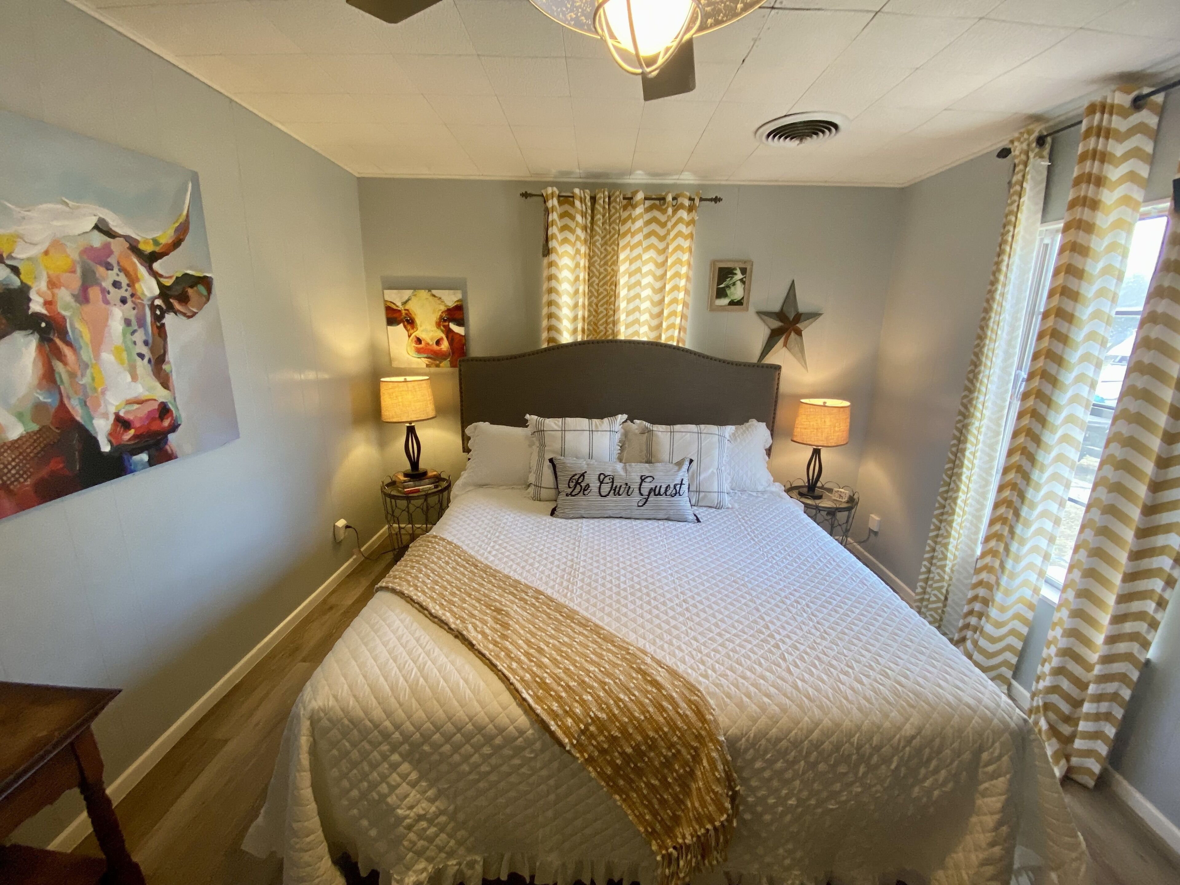 2 makuuhuonetta, työpöytä, silitysrauta/-lauta, ilmainen Wi-Fi