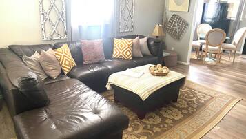 Älytelevisio, DVD-soitin, kirjoja, tulostin