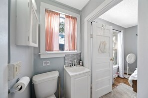 Dusche, Haartrockner, Handtücher, Toilettenpapier