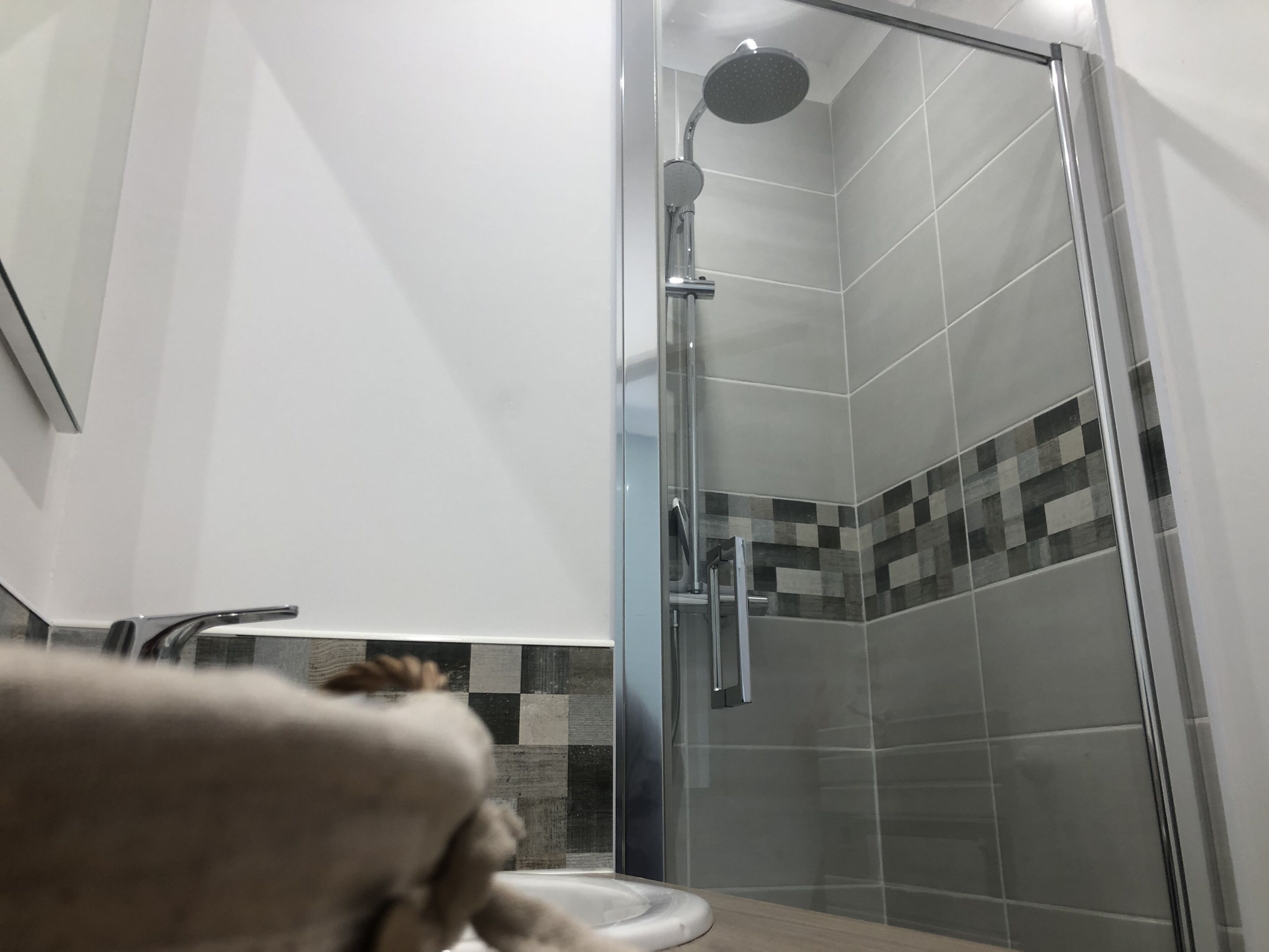 Douche, sèche-cheveux, serviettes fournies, savon