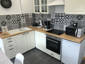 Refrigerador, microondas, horno y parrilla de estufa 