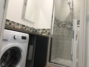 Shower, hair dryer, towels, soap - Apartment with garden (Isbergues)