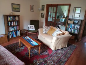 Tv, dvd-spelare, ett bordtennisbord och böcker