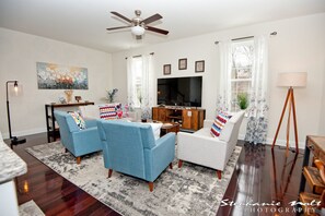 Smart TV, DVD player, video library - Modern Industrial, 12 min walk to Bridge St. (Phoenixville)