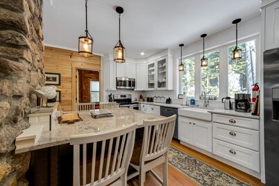 Tranquil, serene Sebago Lakefront House on 2 wooded acres - 300ft waterfront!