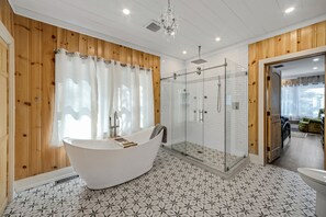 Badewanne, Haartrockner, Handtücher, Seife