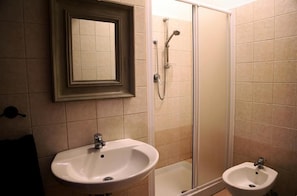 A bathroom with a sink, a mirror, and a shower. - Al Teatro B&B (Reggio Calabria)