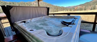 Amazing views for families with hot tub, fire pit, griddle, & more!
