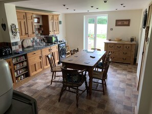 Microwave, coffee/tea maker, cookware/dishes/utensils - House perfect for exploring North Wales (Wrexham)