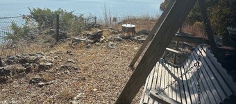 Located on a bluffcliff, 80 ft off the water with a magnificent view of the Lake