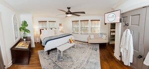 3 habitaciones, tabla de planchar con plancha y cuna de viaje 