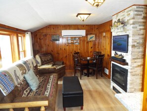 Smart-TV, Kamin, Bücher
