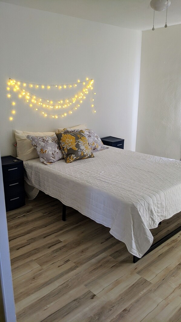 1 غرفة نوم ومكواة/لوح كي وواي فاي مجانًا وملاءات أسرّة