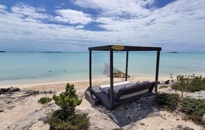 En la playa y toallas de playa 