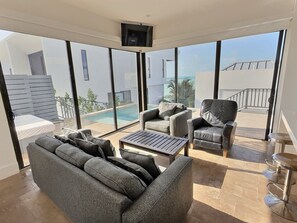 Smart TV, DVD player, books, stereo