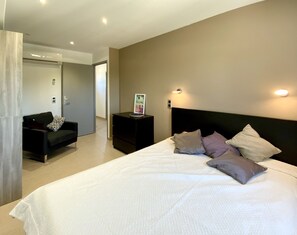 2 habitaciones, escritorio, tabla de planchar con plancha y wifi gratis 