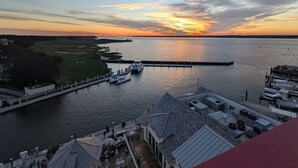 Vista al agua con muelle, barcos y zona verde.