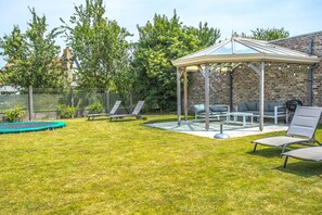 Terrace/patio - Maison Remi - spacious 5 bedroom, 3 bathroom villa with jacuzzi in the garden  (Koksijde)