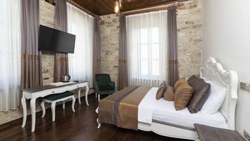 Rom – business, 1 kingsize-seng, sjøutsikt | Sengetøy i egyptisk bomull, sengetøy av topp kvalitet og minibar