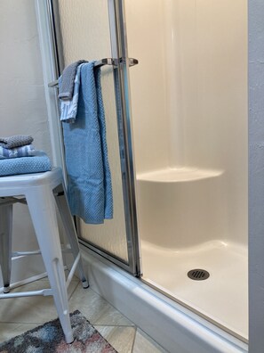 Dusche, Haartrockner, Handtücher, Seife