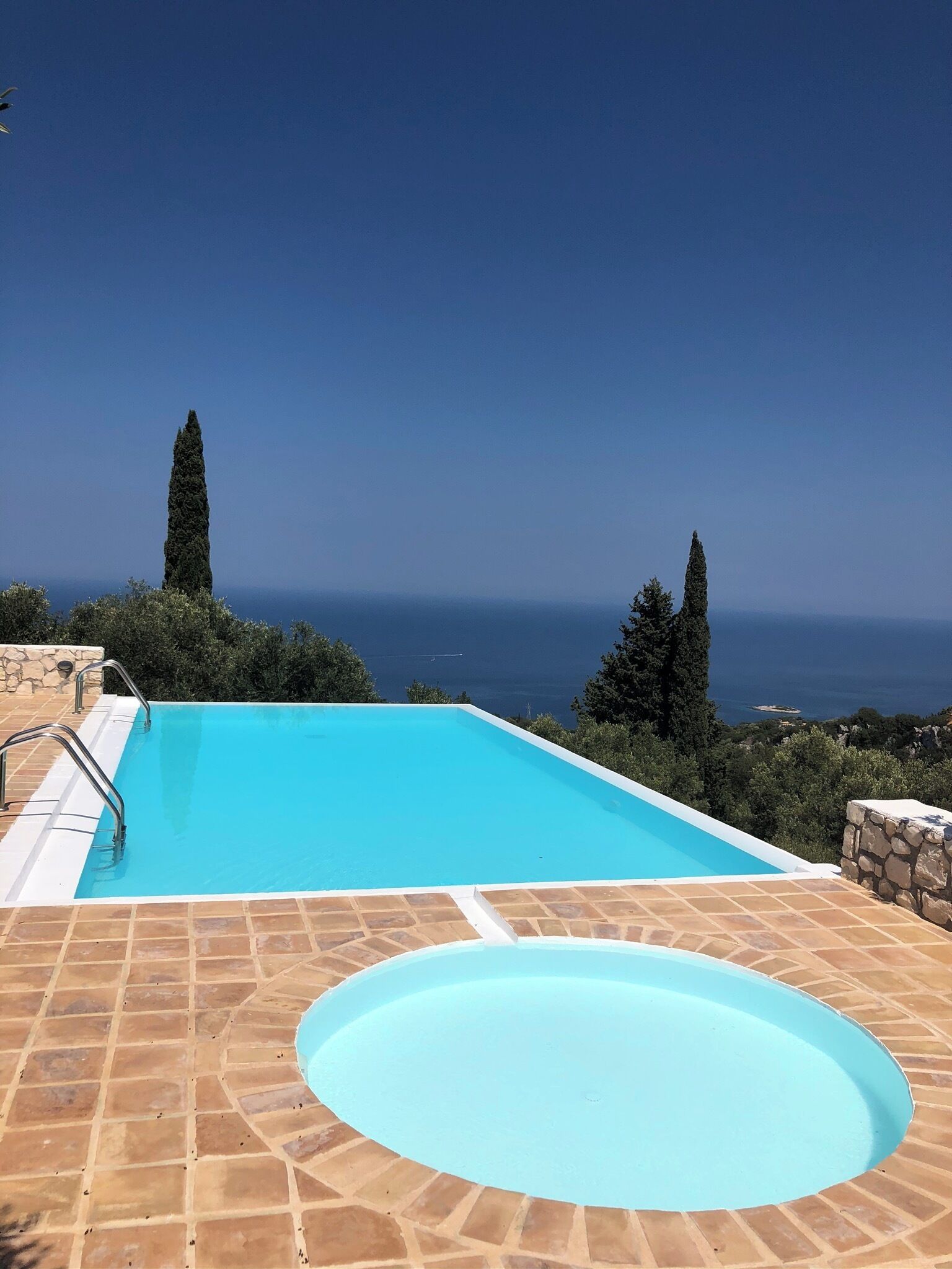 Piscine à débordement