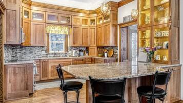 KylskÄp, mikrovÄgsugn, ugn och spishÀll