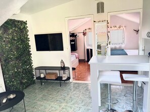 2 bedrooms, iron/ironing board, WiFi (free), bed sheets
