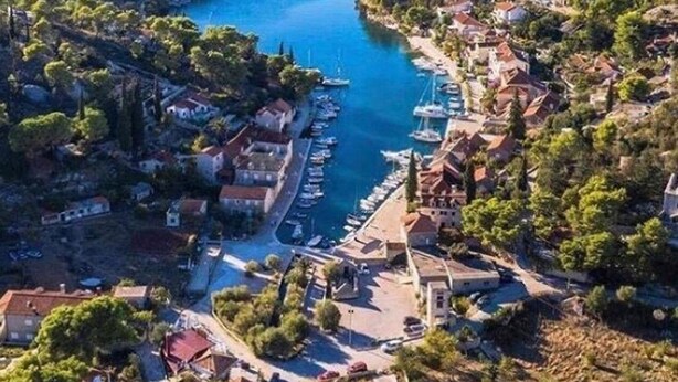 A coastal town with a marina, houses, and a clear view of the sea. - Apartment Dolce Vita - 40 m to the sea & Beach-sleeps 3 (Milna)