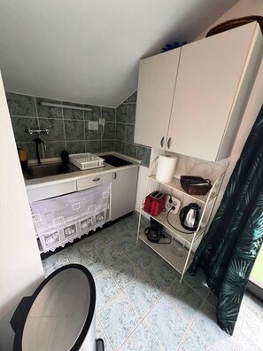 ثلاجة، ميكروويف، موقد طهي مسطح، ماكينة لصنع القهوة/الشاي