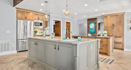 "PALM VILLA"- Water Front Pool Home on Tip Lot sleeps 10 Bring your Boat!